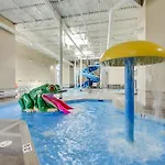 G222 Family Fun- Mtn View Stay, Water Slide, Pool, Hot Tub, Free Parking