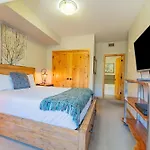 Stunning 2Bd Hot Tub Walking Distance To Downtown