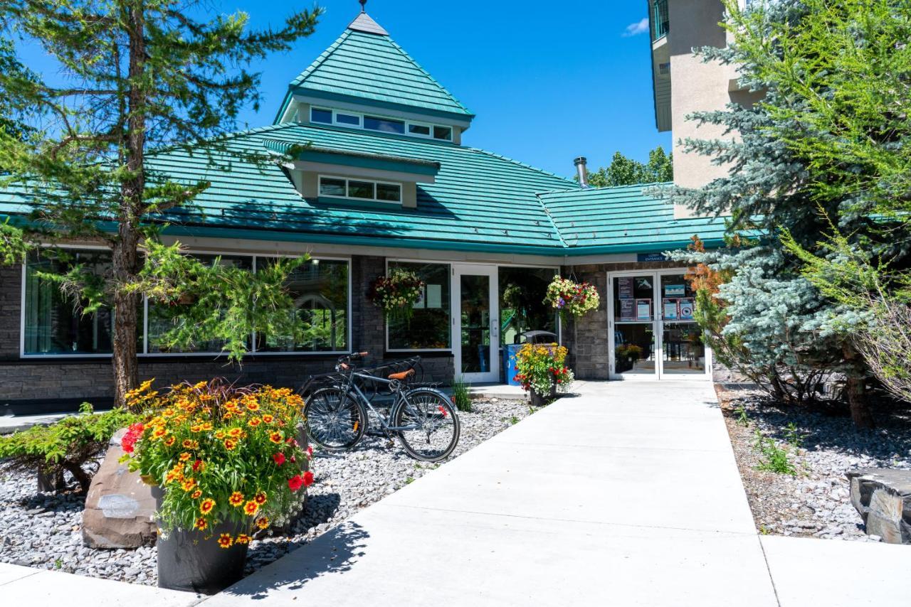 Hotel Pocaterra & Waterslide Canmore