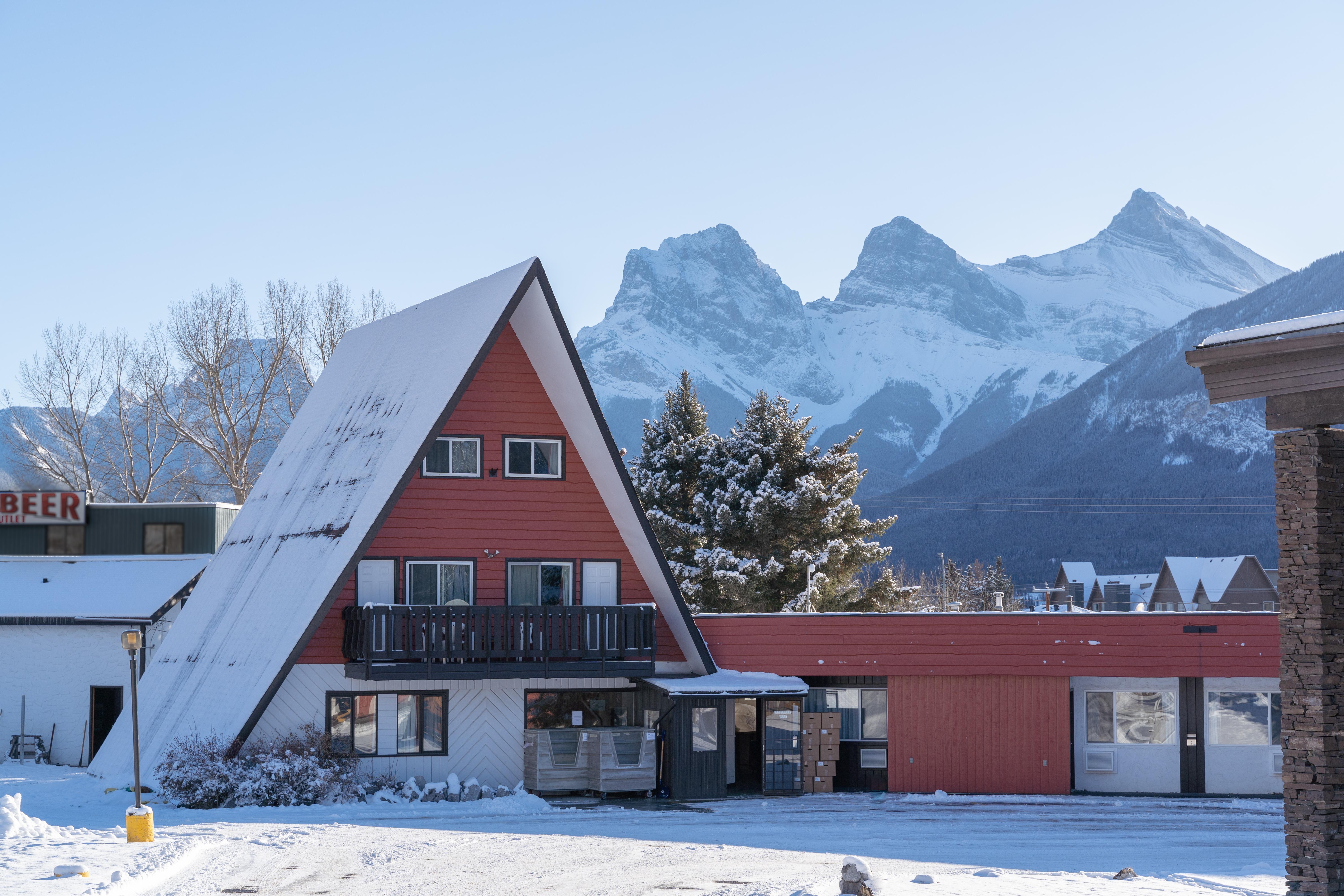 Rocky Mountain Hotel 2*