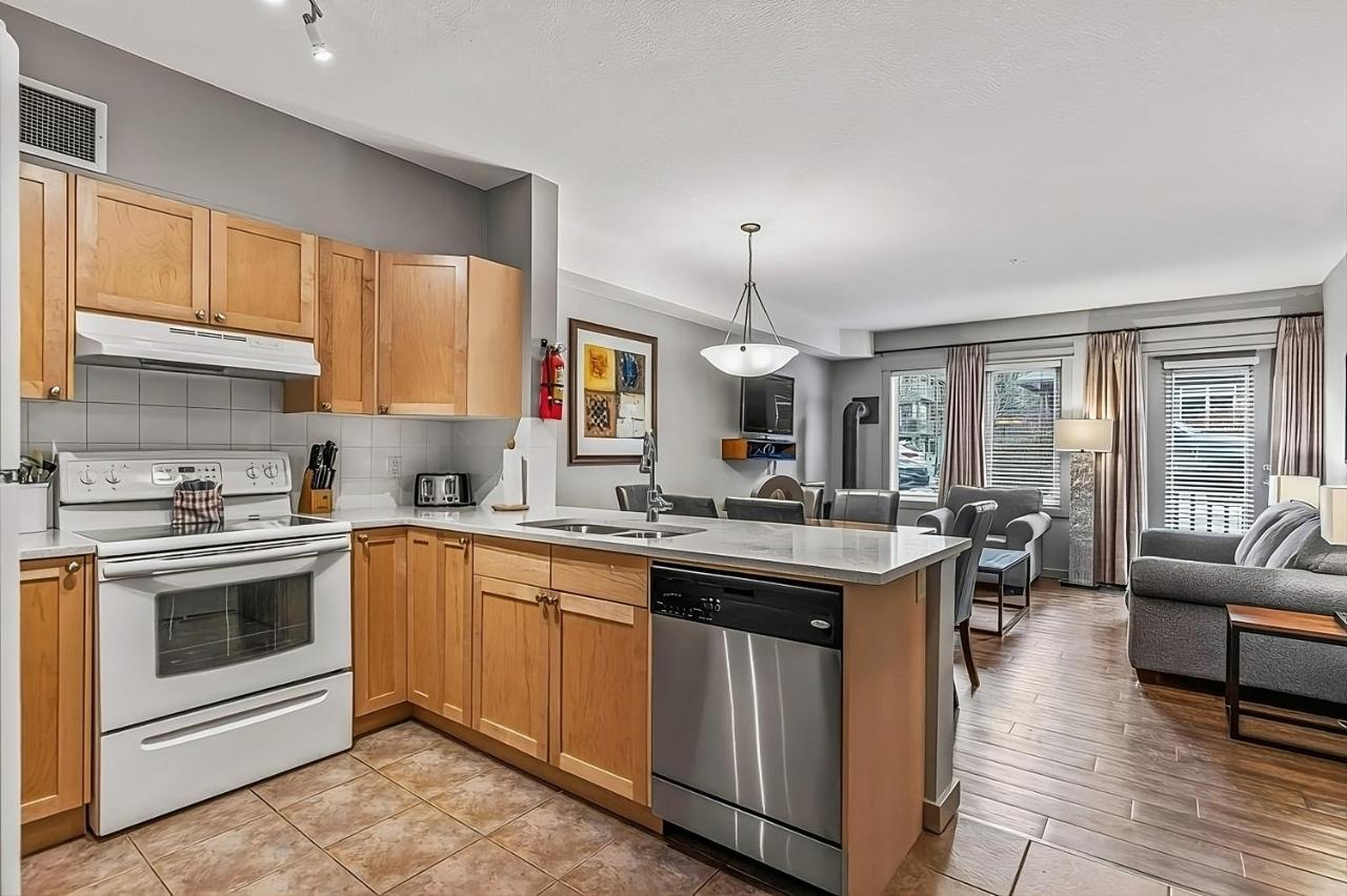 Rocky Mountain Getaway With Outdoor Heated Pool, 3 Hot Tubs, Gym, Bbq, Garage & 24 Hour Reception Near Banff Apartment