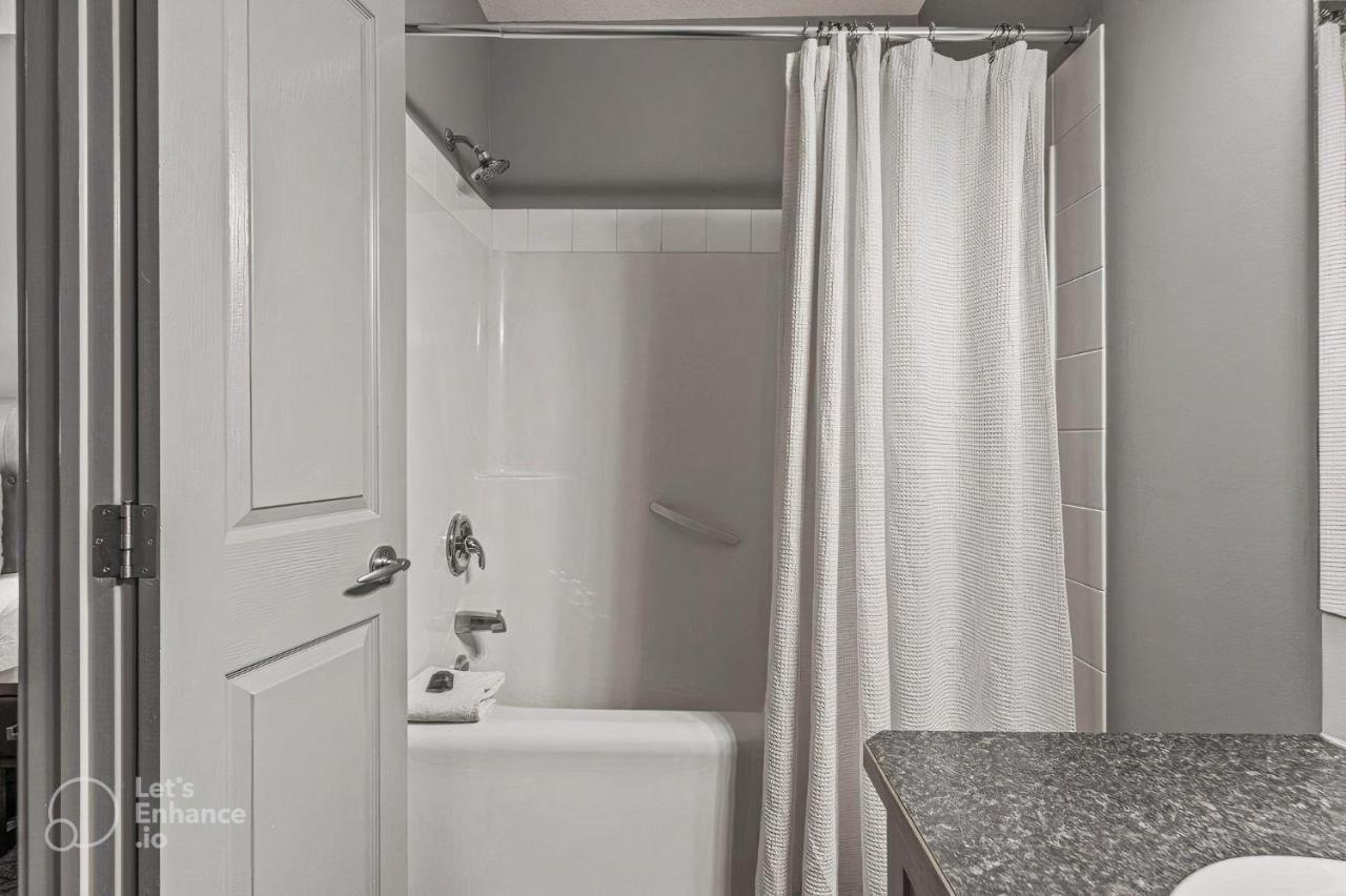 Apartment Rocky Mountain Getaway With Outdoor Heated Pool, 3 Hot Tubs, Gym, Bbq, Garage & 24 Hour Reception Near Banff *