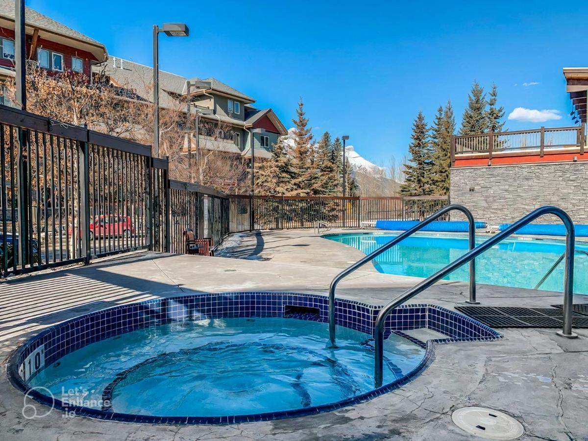 Apartment Rocky Mountain Getaway With Outdoor Heated Pool, 3 Hot Tubs, Gym, Bbq, Garage & 24 Hour Reception Near Banff Canmore