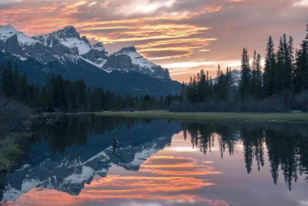 Luxury 3b Mountain Views- Pool & Hot Tub -sleeps 10 Canmore