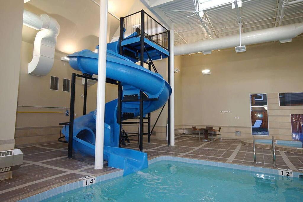 Luxury 3b Mountain Views- Pool & Hot Tub -sleeps 10 Holiday home