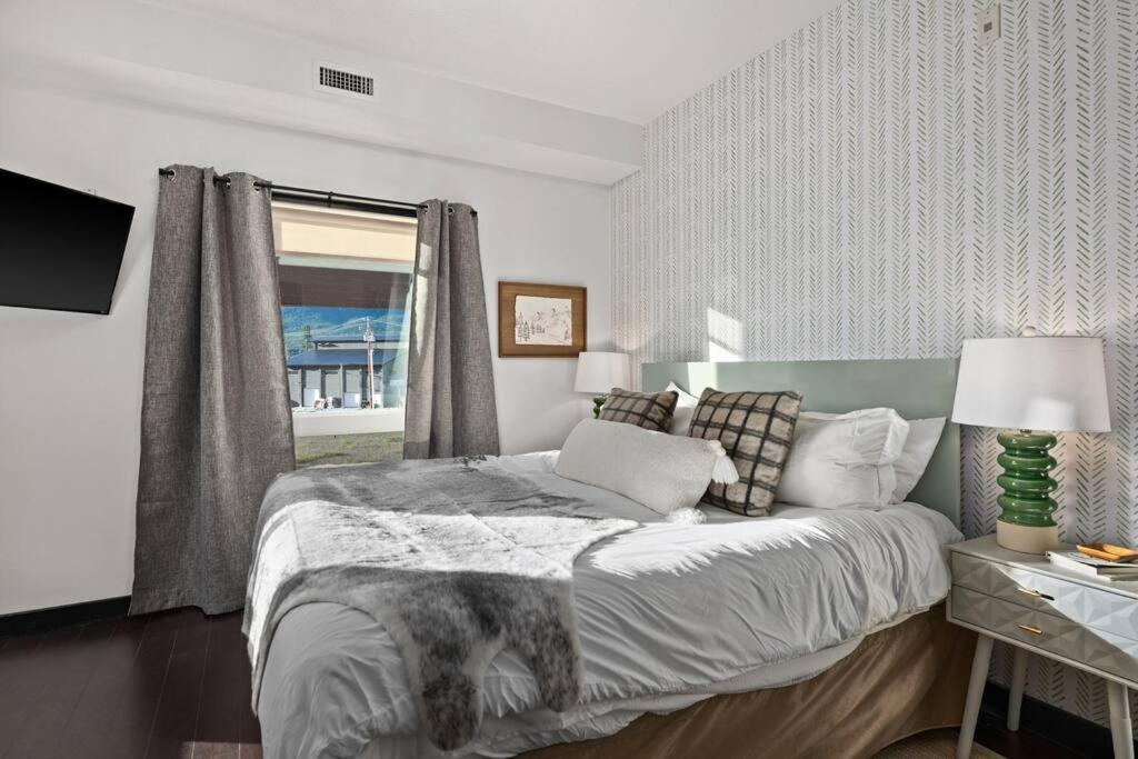 Luxury 3b Mountain Views- Pool & Hot Tub -sleeps 10 Holiday home
