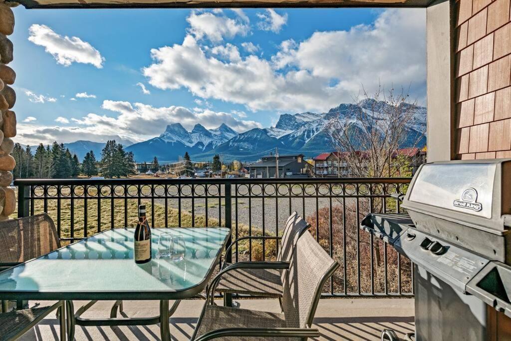 Luxury 3b Mountain Views- Pool & Hot Tub -sleeps 10 * Canmore