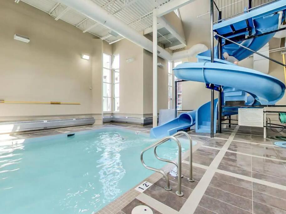 Luxury 3b Mountain Views- Pool & Hot Tub -sleeps 10 Holiday home Canmore