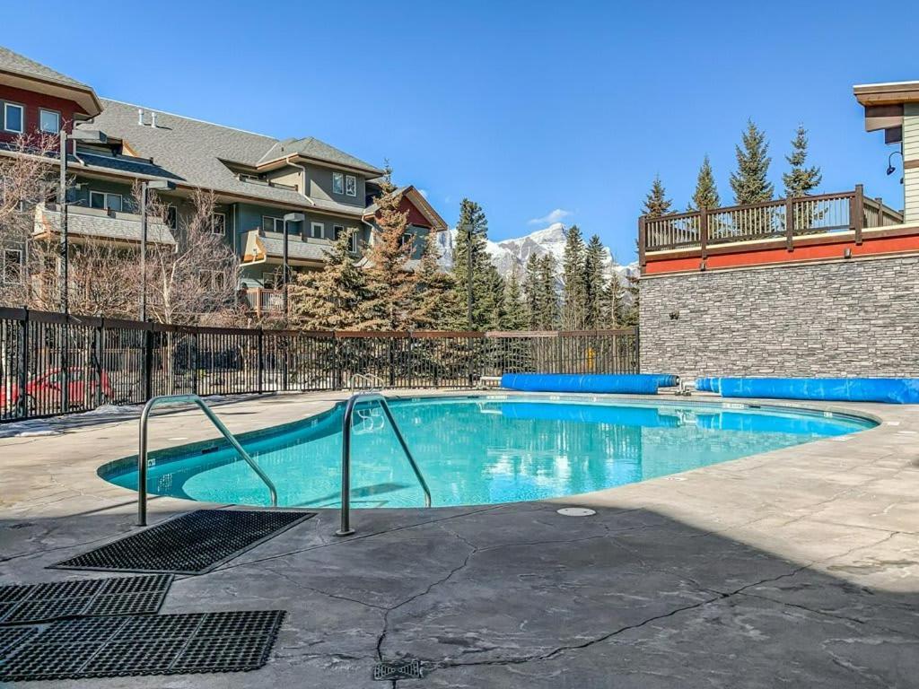 Modern Vibes With Pool At The Apartment Canmore