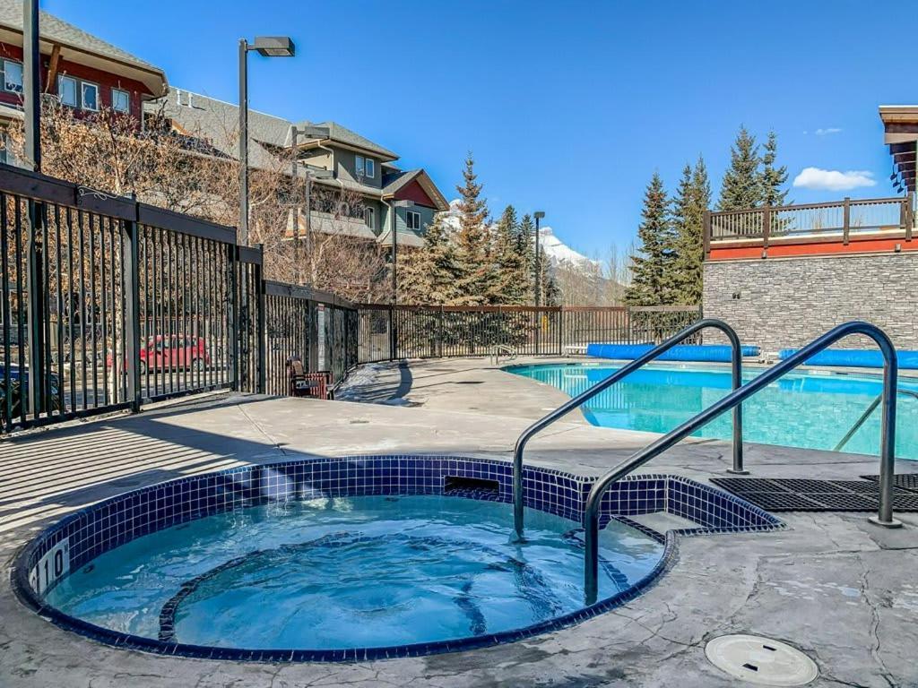 Modern Vibes With Pool At The