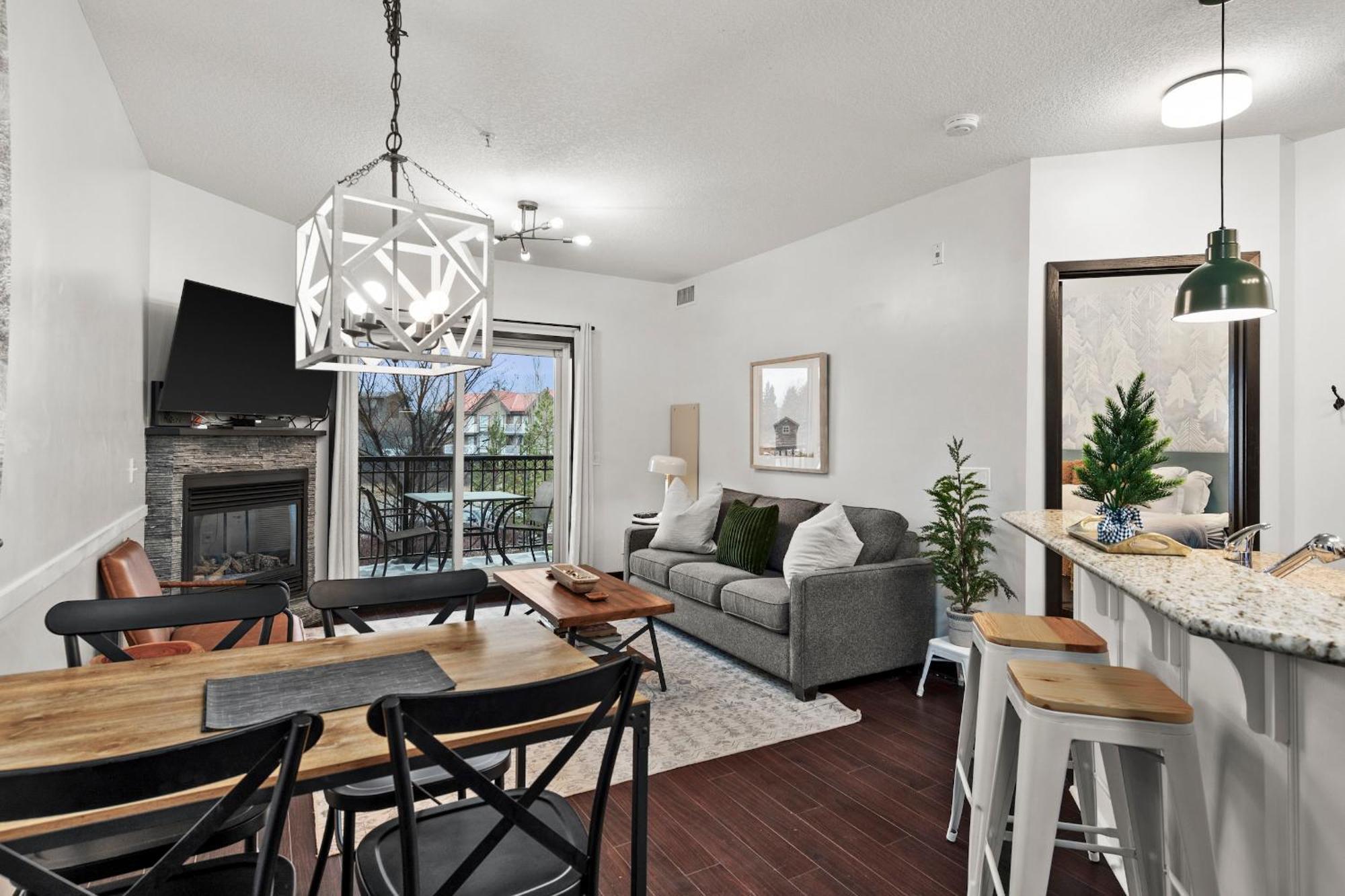 Holiday home Luxury 3b Mountain Views- Pool & Hot Tub -sleeps 10 Canmore
