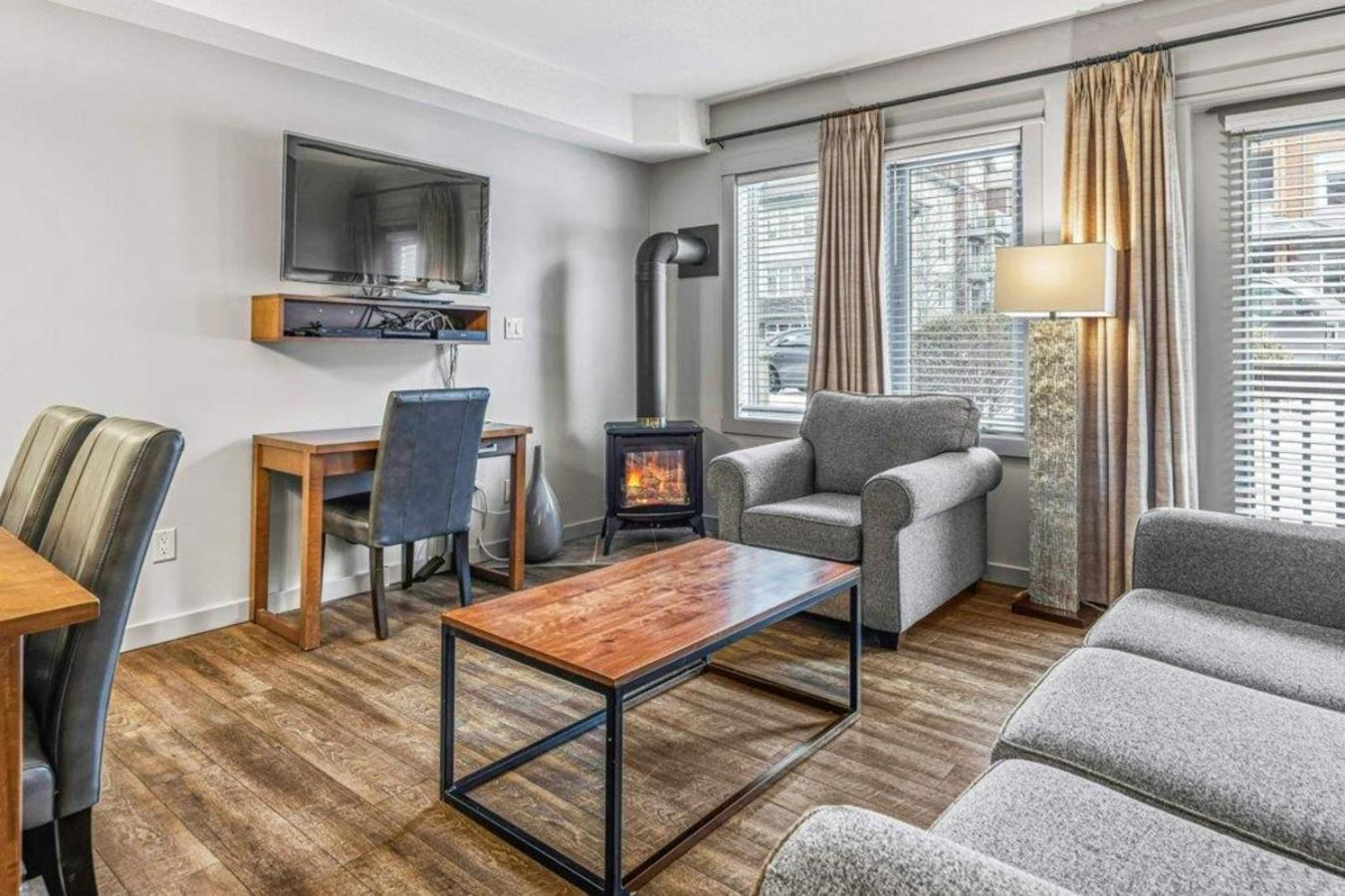 Rocky Mountain Getaway With Outdoor Heated Pool, 3 Hot Tubs, Gym, Bbq, Garage & 24 Hour Reception Near Banff * Canmore