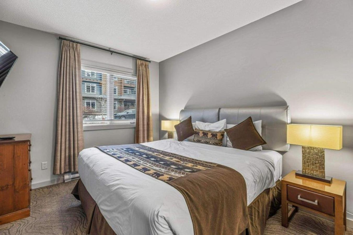 Rocky Mountain Getaway With Outdoor Heated Pool, 3 Hot Tubs, Gym, Bbq, Garage & 24 Hour Reception Near Banff Apartment