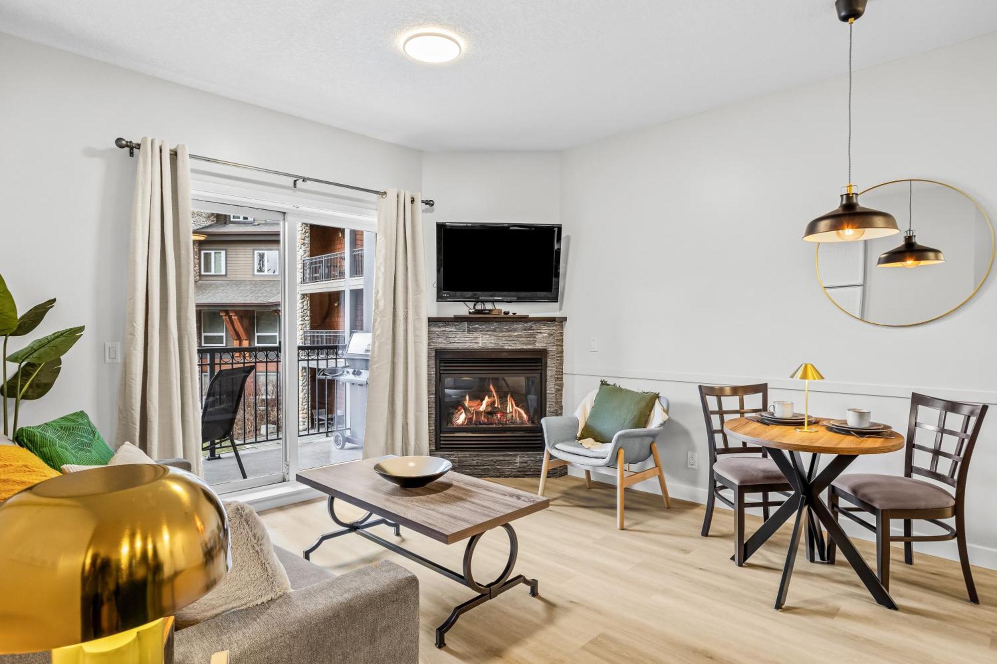 G222 Family Fun- Mtn View Stay, Water Slide, Pool, Hot Tub, Free Parking
