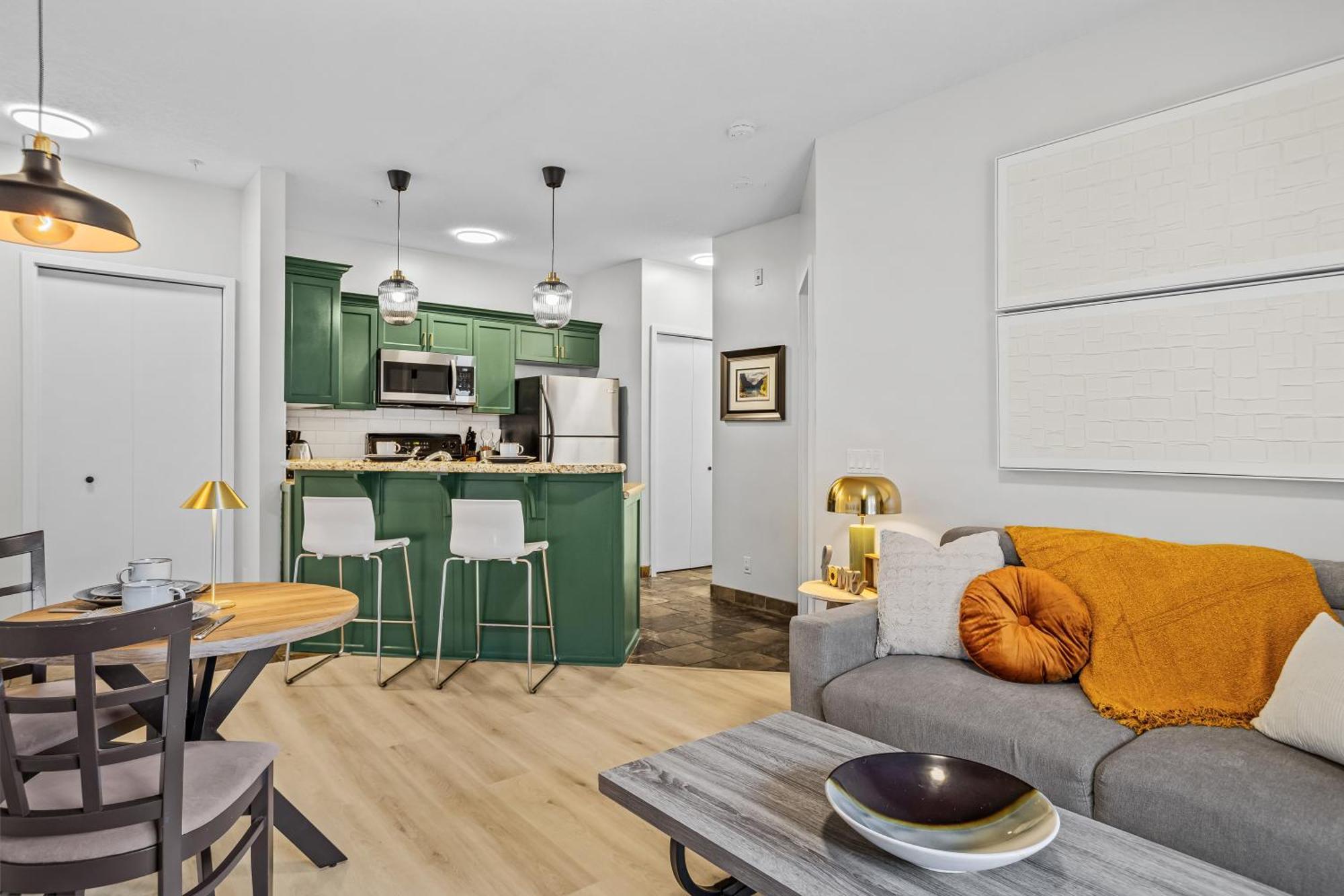 Apartment G222 Family Fun- Mtn View Stay, Water Slide, Pool, Hot Tub, Free Parking *