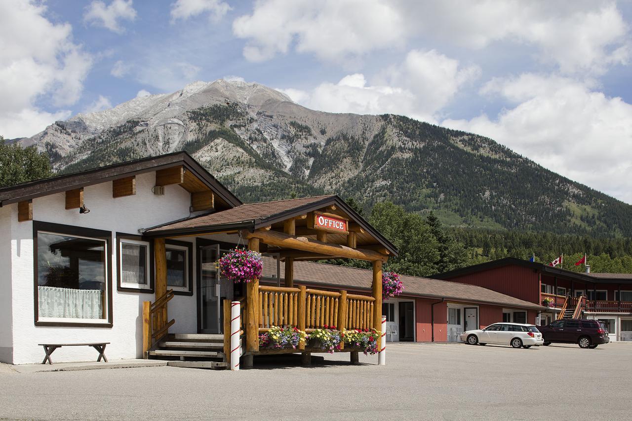 Rocky Mountain Hotel 2*