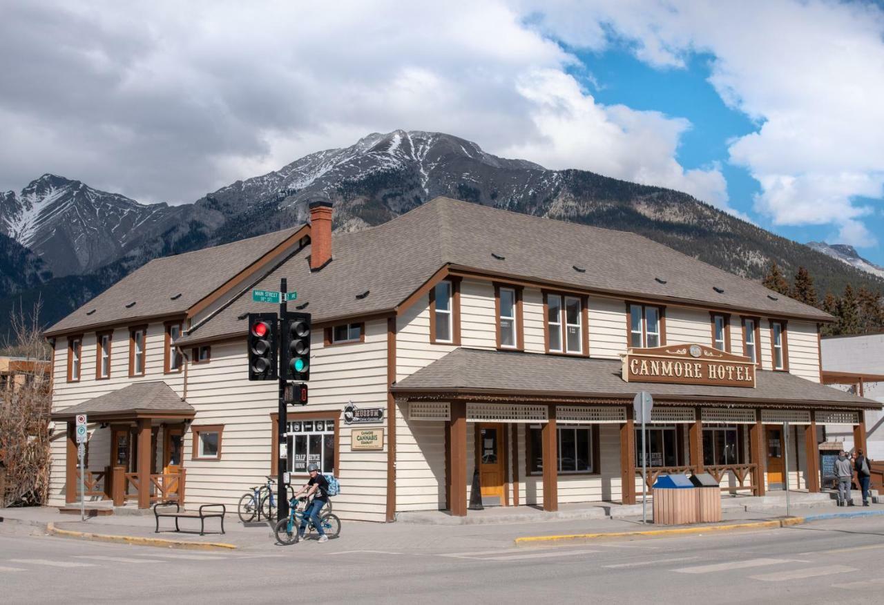Party - The Hostel Canmore
