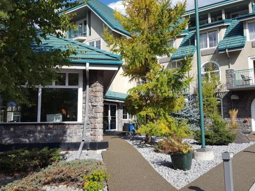 Pocaterra & Waterslide Hotel